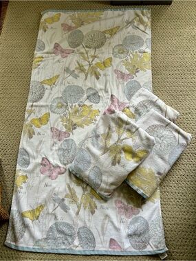 Set Of 4 Peri Home Bath towels, garden Butterfly Botanical print, 100% Cotton